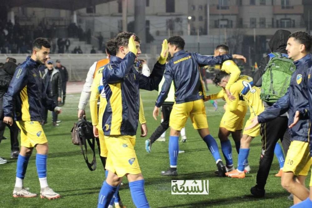 فرحة لاعبي بارادو بعد الفوز على وفاق سطيف في سطيف