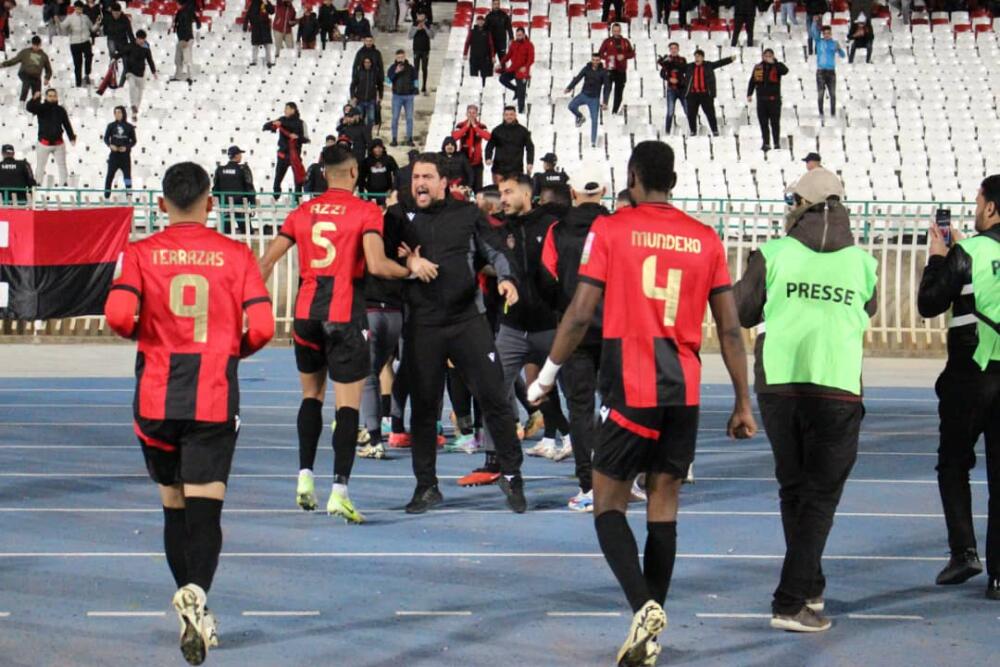 فرحة لاعبي اتحاد العاصمة بعد تحقيق الفوز ضد مولودية وهران مع الأنصار